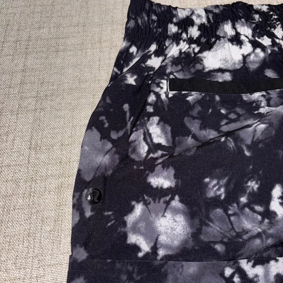 Lululemon | Spring Break Away Short II | Size 10 - Picture 7 of 8
